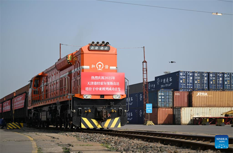 ?να εμπορευματικ? τρ?νο Κ?να?-Κεντρικ?? Ασ?α? με προορισμ? την Τασκ?νδη μ?σω Χ?ργκο? αναχωρε? απ? σταθμ? στο λιμ?νι Τιαντζ?ν, τη? π?λη? Τιαντζ?ν, στην β?ρεια Κ?να, στι? 20 Μα?ου του 2025. (Φωτογραφ?α / Xinhua)