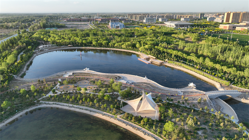 Τα δ?ντρα κατ? μ?κο? τη? Οικολογικ?? Λ?μνη? Τσενγκσ? στην κομητε?α Τζιντ?, τη? π?λη? Τζιουκου?ν, στην επαρχ?α Γκανσο?, ε?ναι καταπρ?σινα και πλο?σια, συμπληρ?νοντα? το νερ? τη? λ?μνη? και σχηματ?ζουν ?να ζωνταν? σκηνικ?. (Φωτογραφ?α / Λα?κ? Καθημεριν? Online)