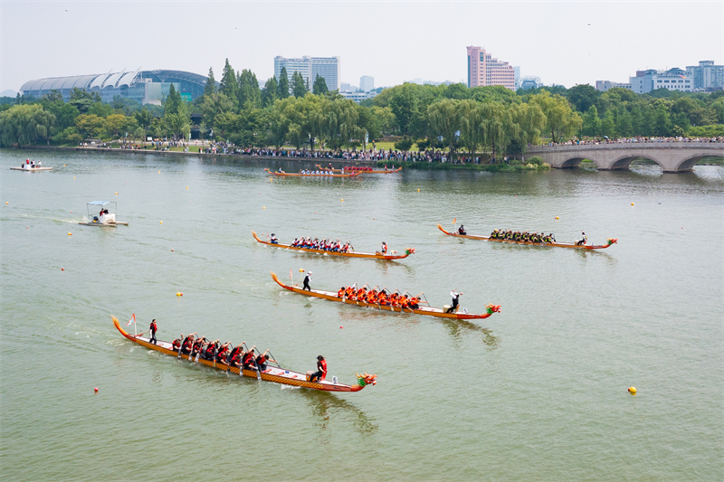 Π?λη Ναντζ?νγκ: Αγ?να? με β?ρκε? σε σχ?μα Δρ?κων για τον εορτασμ? του Φεστιβ?λ Ντου?νγου