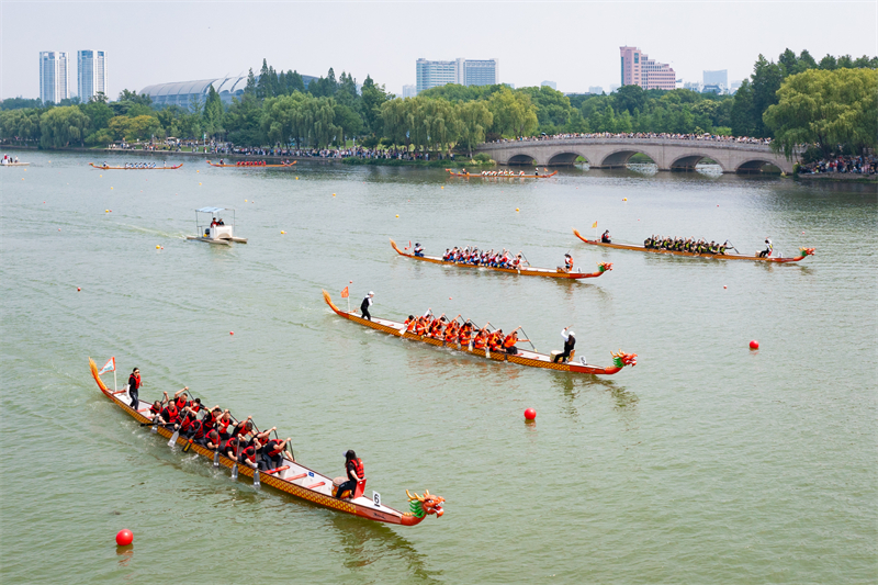 Π?λη Ναντζ?νγκ: Αγ?να? με β?ρκε? σε σχ?μα Δρ?κων για τον εορτασμ? του Φεστιβ?λ Ντου?νγου
