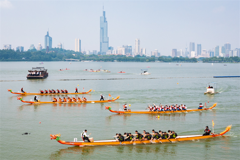 Π?λη Ναντζ?νγκ: Αγ?να? με β?ρκε? σε σχ?μα Δρ?κων για τον εορτασμ? του Φεστιβ?λ Ντου?νγου