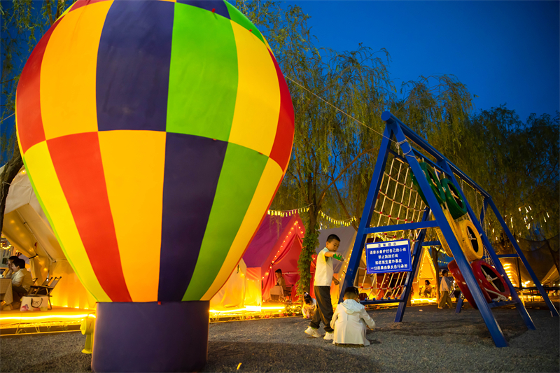 Επαρχ?α Γκανσο?: Η κατασκ?νωση ενισχ?ει τη νυχτεριν? οικονομ?α