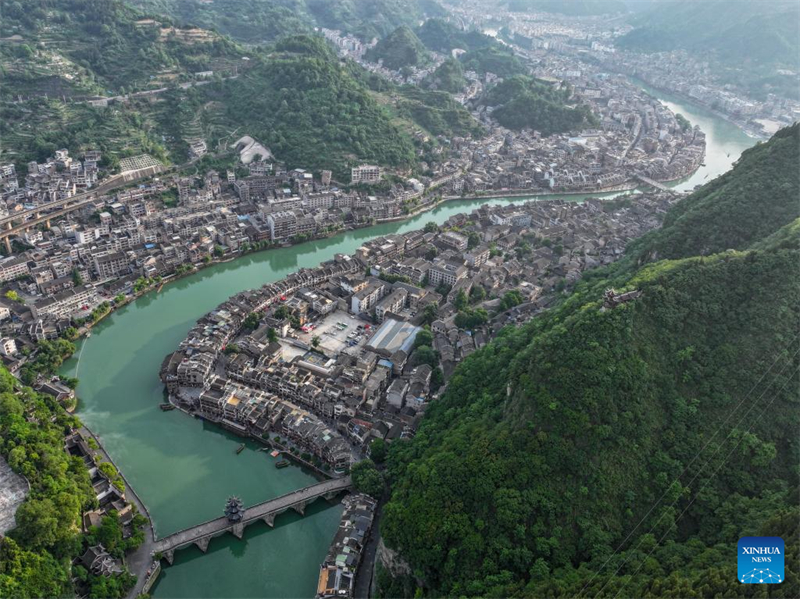 Μια φωτογραφ?α απ? drone δε?χνει την θ?α τη? αρχα?α? π?λη? Zhenyuan στην Αυτ?νομη Νομαρχ?α Τσιεντονγκν?ν Μι?ο και Ντ?νγκ (Qiandongnan Miao και Dong) τη? επαρχ?α? Γκουε?τζ?ου (Guizhou), στην νοτιοδυτικ? Κ?να, στι? 20 Μα?ου του 2025. (Φωτογραφ?α / Xinhua)