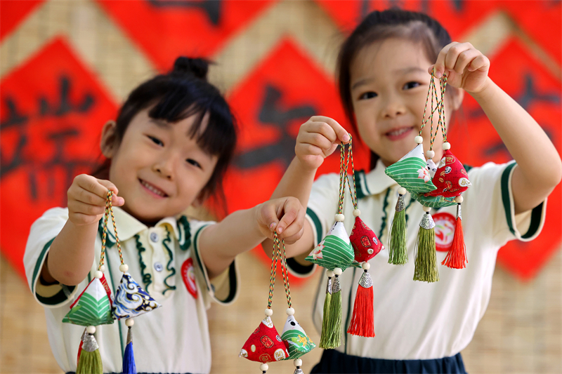 Επαρχ?α Σαντ?νγκ: Χαριτωμ?να παιδι? καλωσορ?ζουν το ?Διπλ? Φεστιβ?λ?