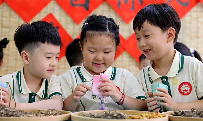Επαρχ?α Σαντ?νγκ: Χαριτωμ?να παιδι? καλωσορ?ζουν το ?Διπλ? Φεστιβ?λ?