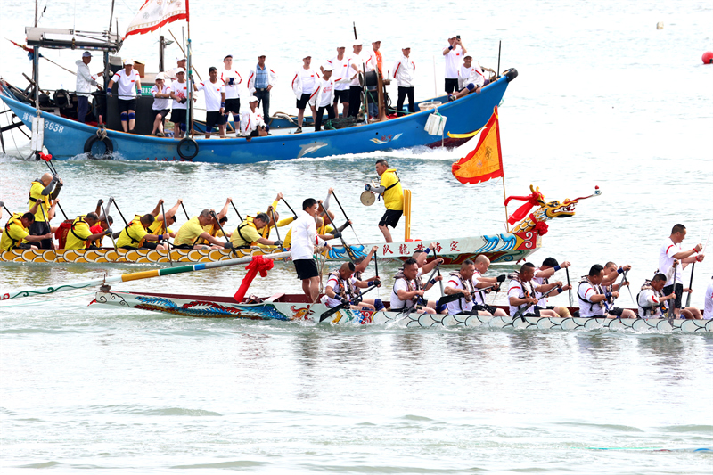 Επαρχ?α Φουτζι?ν: Αγ?νε? με β?ρκε? σε σχ?μα δρ?κου στη θ?λασσα