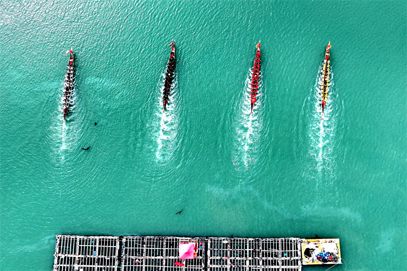 Επαρχ?α Φουτζι?ν: Αγ?νε? με β?ρκε? σε σχ?μα δρ?κου στη θ?λασσα