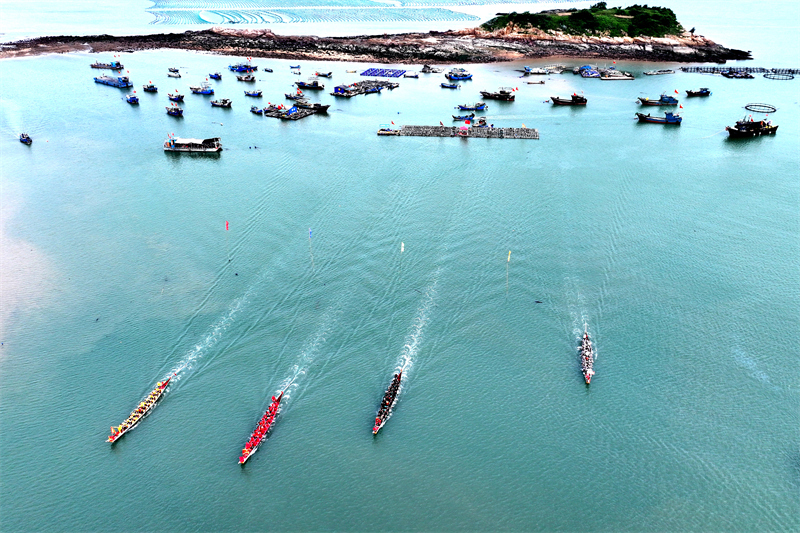 Στι? 27 Μα?ου του 2025, οι κ?τοικοι τη? κομητε?α? Λιαντζι?νγκ στην επαρχ?α Φουτζι?ν διοργ?νωσαν αγ?νε? με β?ρκε? σε σχ?μα δρ?κου στη θ?λασσα. (Φωτογραφ?α / Λα?κ? Καθημεριν? Online)