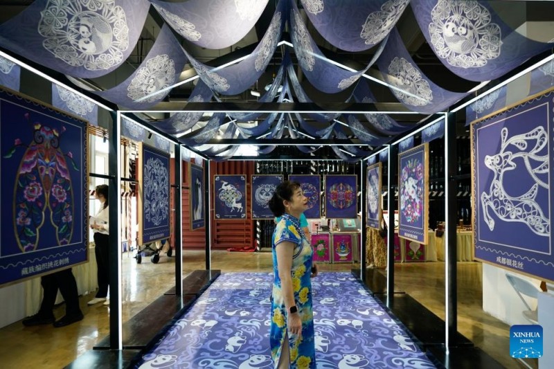 Επισκ?πτε? βλ?πουν ?ργα ?υλη? πολιτιστικ?? κληρονομι??