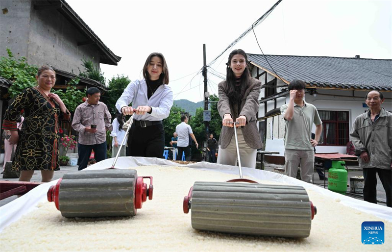 Διεθνε?? φοιτητ?? παρακολουθο?ν μια πολιτιστικ? δραστηρι?τητα εν?ψει του Φεστιβ?λ Ντουανγο? στην π?λη Τσονγκτσ?νγκ