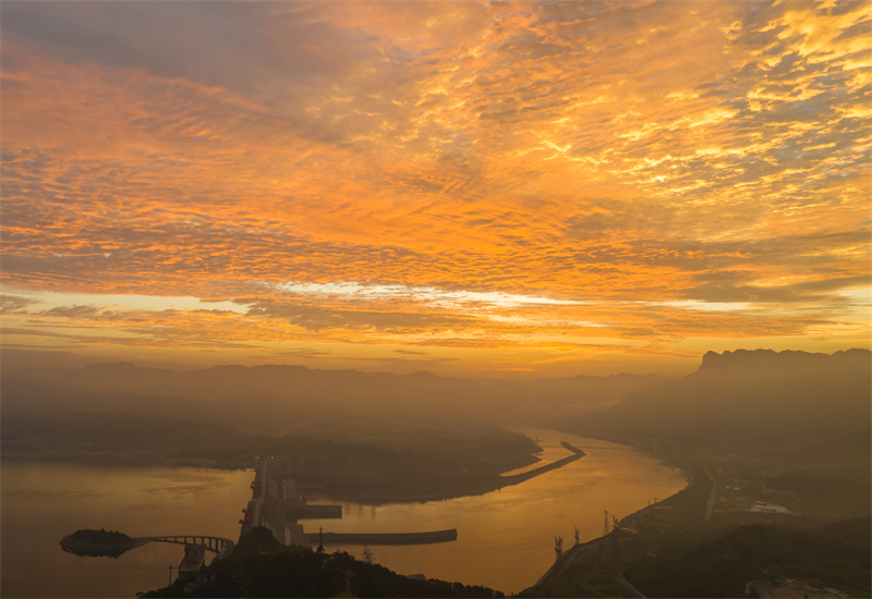 Επαρχ?α Χουμπ??: Η ?μορφη Αυγ? Π?νω απ? τo Φρ?γμα των Τρι?ν Φαραγγι?ν