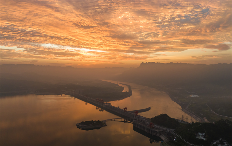 Επαρχ?α Χουμπ??: Η ?μορφη Αυγ? Π?νω απ? τo Φρ?γμα των Τρι?ν Φαραγγι?ν