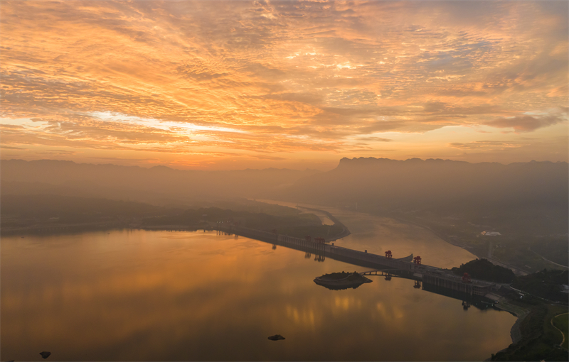 Επαρχ?α Χουμπ??: Η ?μορφη Αυγ? Π?νω απ? τo Φρ?γμα των Τρι?ν Φαραγγι?ν