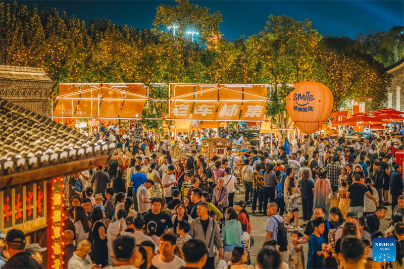 Τουρ?στε? επισκ?πτονται την γραφικ? περιοχ? του αρχα?ου δρ?μου Χετ?ου (Hetou) στην π?λη Τανγκσ?ν (Tangshan), στην επαρχ?α Χεμπ?? (Hebei), στι? 2 Ιουν?ου του 2025. (Φωτογραφ?α / Xinhua)