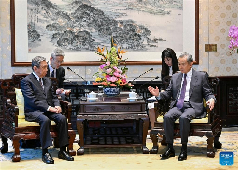 Ο Γου?νγκ Γι (Wang Yi), μ?λο? του Πολιτικο? Γραφε?ου τη? Κεντρικ?? Επιτροπ?? του Κομμουνιστικο? Κ?μματο? τη? Κ?να? και διευθυντ?? του Γραφε?ου τη? Κεντρικ?? Επιτροπ?? Εξωτερικ?ν Υποθ?σεων, συναντ?ει τον Γιοχ?ι Κ?νο (Yohei Kono), πρ?εδρο του Ιαπωνικο? Συνδ?σμου για την Προ?θηση του Διεθνο?? Εμπορ?ου (Japanese Association for the Promotion of International Trade - JAPIT), στο Πεκ?νο, την πρωτε?ουσα τη? Κ?να?, στι? 4 Ιουν?ου του 2025. (Φωτογραφ?α / Xinhua)