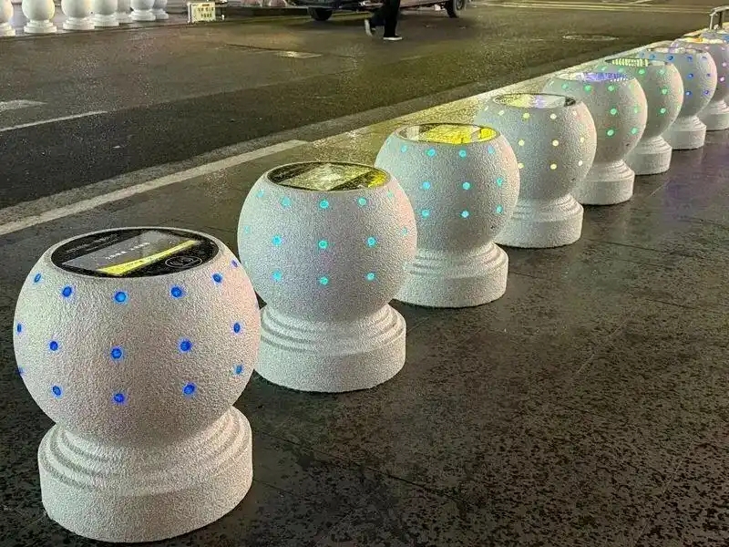 Β?ντεο δημοσ?ων υπηρεσι?ν προβ?λλονται σε οθ?νε? ενσωματωμ?νε? σε ?ξυπνα στρογγυλ? κολων?κια σε μια πλατε?α στην περιοχ? Λονγκχου?, τη? π?λη? Σεντζ?ν, στην επαρχ?α Γκουανγκντ?νγκ στην ν?τια Κ?να. (Φωτογραφ?α απ? διαδικτυακ? πηγ?)