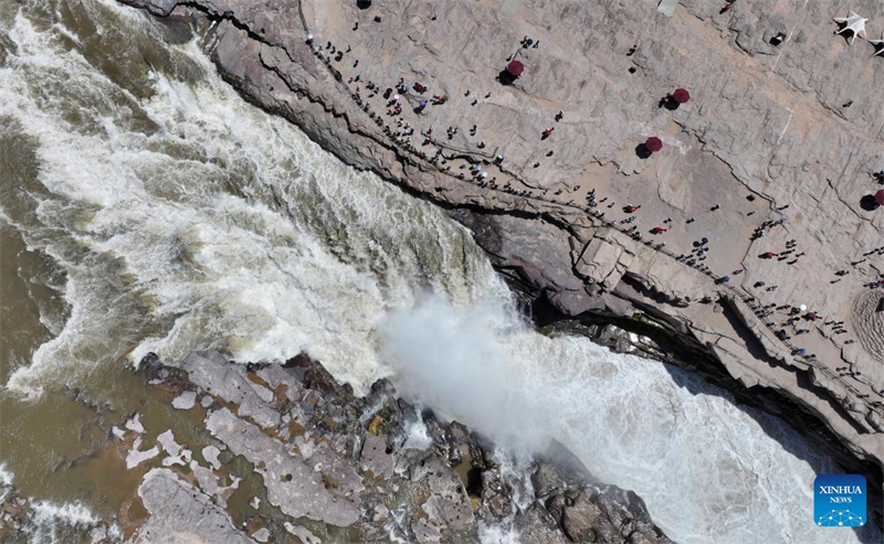 Τουρ?στε? επισκ?πτονται τον καταρρ?κτη Χουκ?ου στον Κ?τρινο Ποταμ?