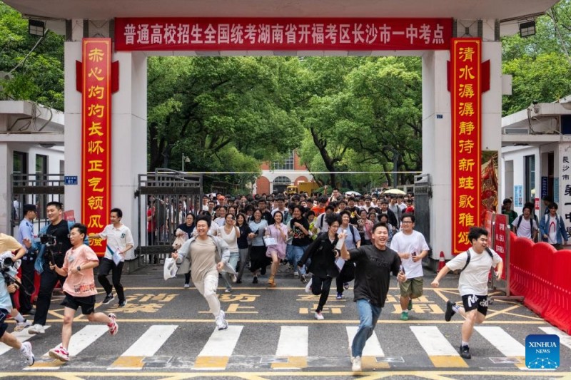 Μαθητ?? γιορτ?ζουν μετ? τι? εξετ?σει? απ? ?να κ?ντρο εισαγωγικ?ν εξετ?σεων σε εθνικ? κολ?γιο στη Τσανγκσ?, στην επαρχ?α Χουν?ν τη? κεντρικ?? Κ?να?, στι? 9 Ιουν?ου του 2025.