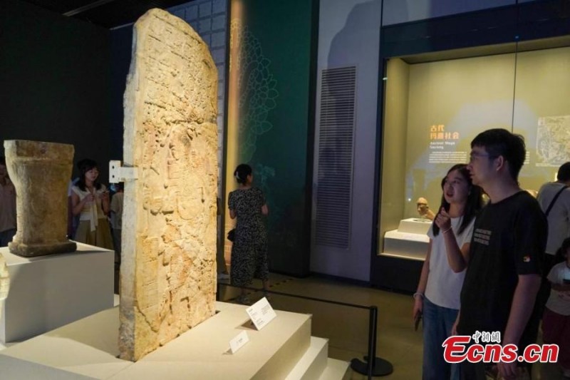 Επισκ?πτε? παρατηρο?ν εκθ?ματα στην ?κθεση ?Μ?για, Σ?ιμπα και Σ?μπαν? στο Μουσε?ο Χεν?ν στην π?λη Τζενγκζ?ου, στην επαρχ?α Χεν?ν τη? κεντρικ?? Κ?να?, την 1η Ιουν?ου 2025.