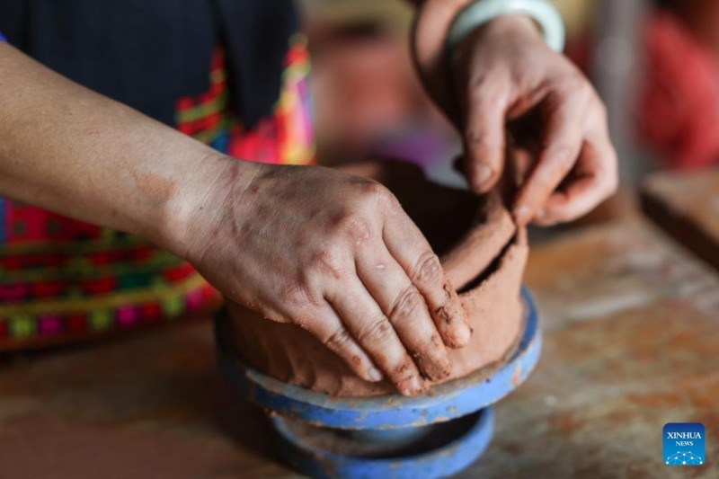Το χωρι? Χ?ιτου τη? Ν?τια? Κ?να? ιδρ?ει συνεταιρισμ? για την προ?θηση τη? κεραμικ?? τη? εθνοτικ?? ομ?δα? Λι