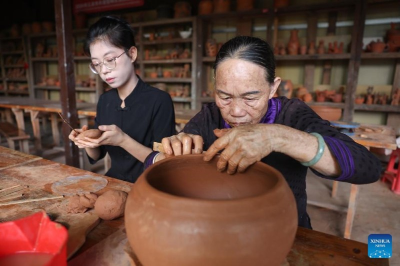 Το χωρι? Χ?ιτου τη? Ν?τια? Κ?να? ιδρ?ει συνεταιρισμ? για την προ?θηση τη? κεραμικ?? τη? εθνοτικ?? ομ?δα? Λι