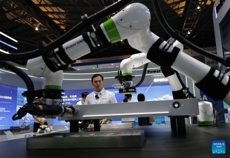 Υπ?λληλο? παρακολουθε? συνεργατικ? ρομπ?τ να επιδεικν?ουν τη συναρμολ?γηση μπαταρι?ν και τον ?λεγχο καλωδι?σεων κατ? τη δι?ρκεια τη? 11η? Διεθνο?? ?κθεση? Τεχνολογ?α? τη? Κ?να? (Σαγκ?η), στη Σαγκ?η, στι? 11 Ιουν?ου του 2025.