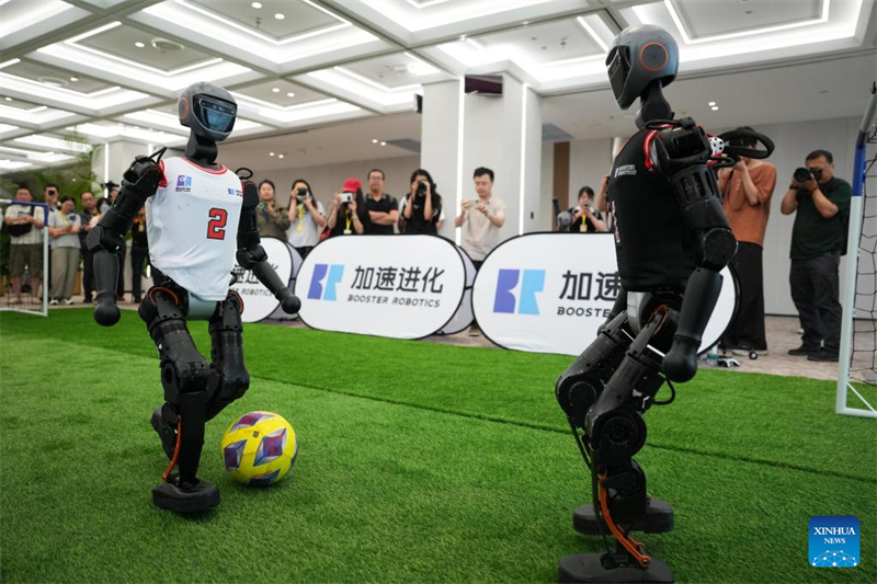 Ανθρωποειδ? ρομπ?τ Booster T1 πα?ζουν ποδ?σφαιρο στην περιοχ? οικονομικ??-τεχνολογικ?? αν?πτυξη? του Πεκ?νου στο Πεκ?νο, στι? 17 Ιουν?ου του 2025. (Φωτογραφ?α / Xinhua)