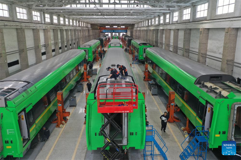 Μ?λη του προσωπικο? εξετ?ζουν και συντηρο?ν ?να τρ?νο σε ?να αμαξοστ?σιο τη? εταιρε?α? China Railway Taiyuan Group Co., Ltd. στην π?λη Τα?γιου?ν, τη? επαρχ?α? Σανσ?, στι? 17 Ιουν?ου του 2025. (Φωτογραφ?α / Xinhua)