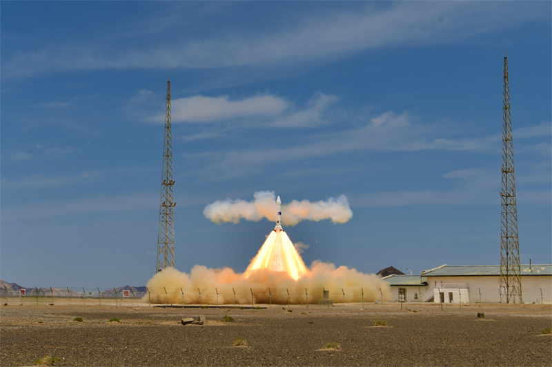 Αυτ? η φωτογραφ?α, που τραβ?χτηκε στι? 17 Ιουν?ου του 2025, δε?χνει μια σκην? κατ? τη δι?ρκεια μια? διαφυγ?? σε μηδενικ? υψ?μετρο για το επανδρωμ?νο διαστημικ? σκ?φο? ν?α? γενι?? Mengzhou τη? Κ?να? στη βορειοδυτικ? Κ?να. [Wang Jiangbo/chinadaily]