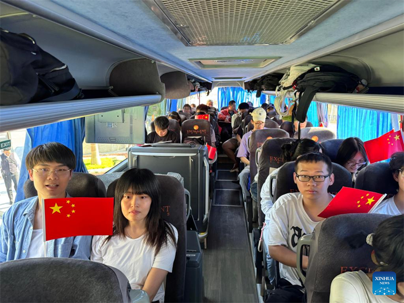 Κιν?ζοι πολ?τε? που απομακρ?νθηκαν απ? το Ισρα?λ επιβιβ?ζονται σε λεωφορε?ο για να φ?γουν, στο συνοριακ? π?ρασμα Τ?μπα στην επαρχ?α Ν?τιο Σιν? τη? Αιγ?πτου, στι? 19 Ιουν?ου του 2025. (Φωτογραφ?α / Xinhua)