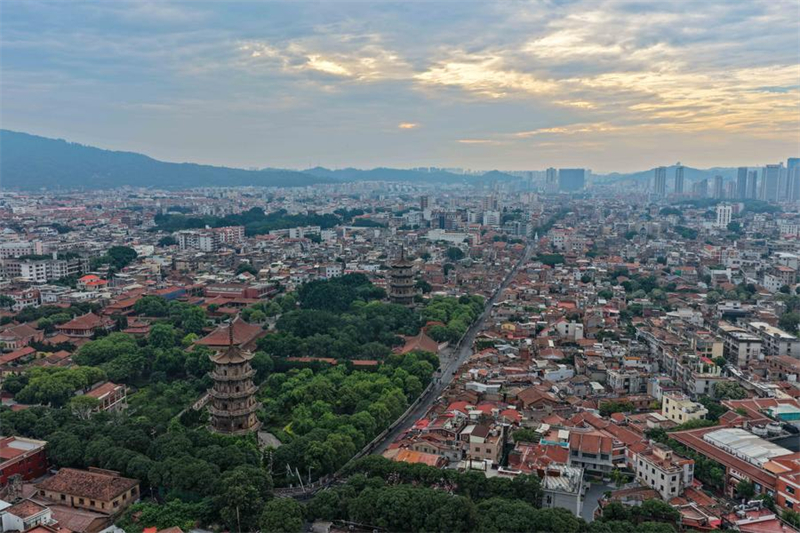 Αεροφωτογραφ?α απ? drone που τραβ?χτηκε στι? 21 Μα?ου του 2025 δε?χνει μια ?ποψη του ιστορικο? κ?ντρου στην π?λη Τσουαντζ?ου τη? επαρχ?α? Φουτζι?ν. (Φωτογραφ?α / Xinhua)