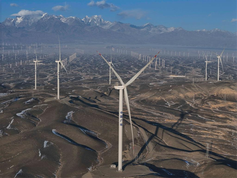 Αεροφωτογραφ?α απ? drone που ελ?φθη στι? 28 Δεκεμβρ?ου του 2024 δε?χνει ανεμογενν?τριε? στην περιοχ? Νταπαντσ?νγκ, γνωστ? και ω? "Κοιλ?δα των αν?μων τη? Κ?να?", στην Αυτ?νομη Περιοχ? των Ουιγο?ρων τη? επαρχ?α? Σιντζι?νγκ. (Φωτογραφ?α / Xinhua)