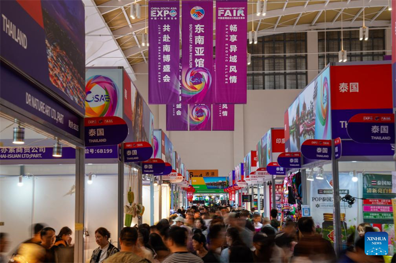 ?νθρωποι επισκ?πτονται την 9η ?κθεση Κ?να?-Ν?τια? Ασ?α? στην π?λη Κουνμ?νγκ, τη? επαρχ?α? Γιουν?ν, στι? 24 Ιουν?ου του 2025. (Φωτογραφ?α / Xinhua)