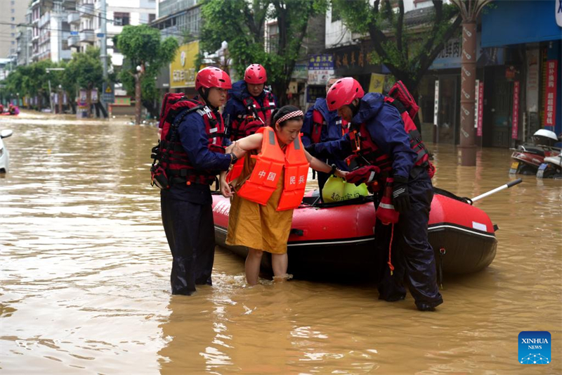 Διασ?στε? απομακρ?νουν κατο?κου? απ? την πληγε?σα απ? τι? πλημμ?ρε? περιοχ? στην κομητε?α Ρονγκτζι?νγκ, τη? επαρχ?α? Γκουε?τζ?ου, στι? 25 Ιουν?ου του 2025. (Φωτογραφ?α / Xinhua)