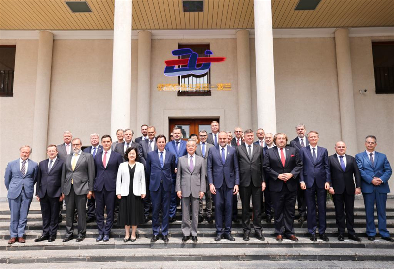 Ο Κιν?ζο? Υπουργ?? Εξωτερικ?ν Γου?νγκ Γι, επ?ση? μ?λο? του Πολιτικο? Γραφε?ου τη? Κεντρικ?? Επιτροπ?? του Κομμουνιστικο? Κ?μματο? τη? Κ?να?, συναντ?ται με διπλωματικο?? απεσταλμ?νου? στην Κ?να απ? την Ευρωπα?κ? ?νωση και τα κρ?τη μ?λη τη? στο Πεκ?νο, πρωτε?ουσα τη? Κ?να?, στι? 25 Ιουν?ου 2025. (Φωτογραφ?α / Xinhua)