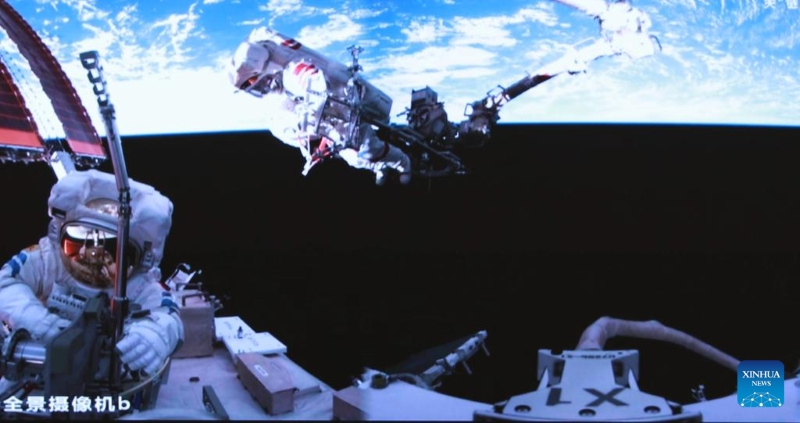 Αυτ? η εικ?να οθ?νη? που τραβ?χτηκε στο Κ?ντρο Ελ?γχου Αεροδιαστημικ?? του Πεκ?νου στι? 26 Ιουν?ου του 2025 δε?χνει τον αστρονα?τη του Shenzhou-20, Τσεν Τζονγκρου?ι, να εκτελε? εξωοχηματικ?? δραστηρι?τητε? ?ξω απ? τον διαστημικ? σταθμ? τη? Κ?να? σε τροχι?. (Φωτογραφ?α / Xinhua)