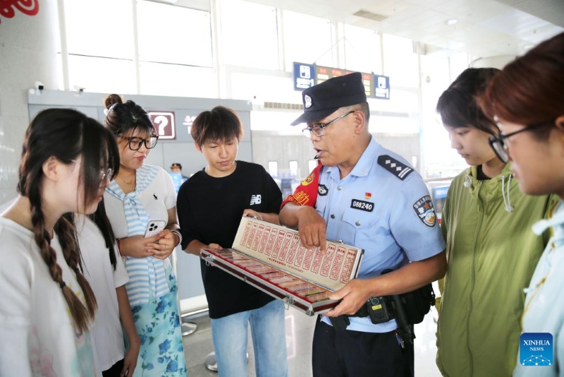 Aστυνομικ?? παρουσι?ζει γν?σει? για την καταπολ?μηση των ναρκωτικ?ν σε επιβ?τε? σε σιδηροδρομικ? σταθμ? στην π?λη Λιανγιουνγκ?νγκ, τη? επαρχ?α? Τζιανγκσο?, στι? 25 Ιουν?ου του 2025. (Φωτογραφ?α / Xinhua)