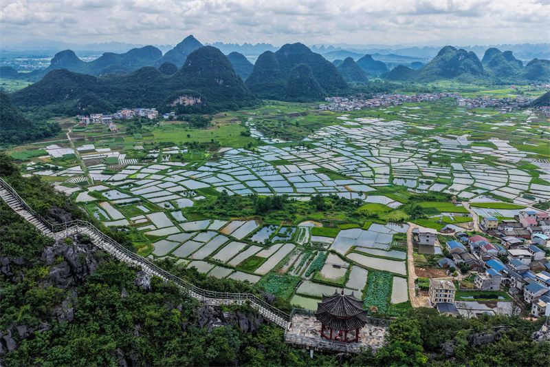 Επαρχ?α Γκουανγκσ?: ?μορφο τοπ?ο στην ?παιθρο το καλοκα?ρι