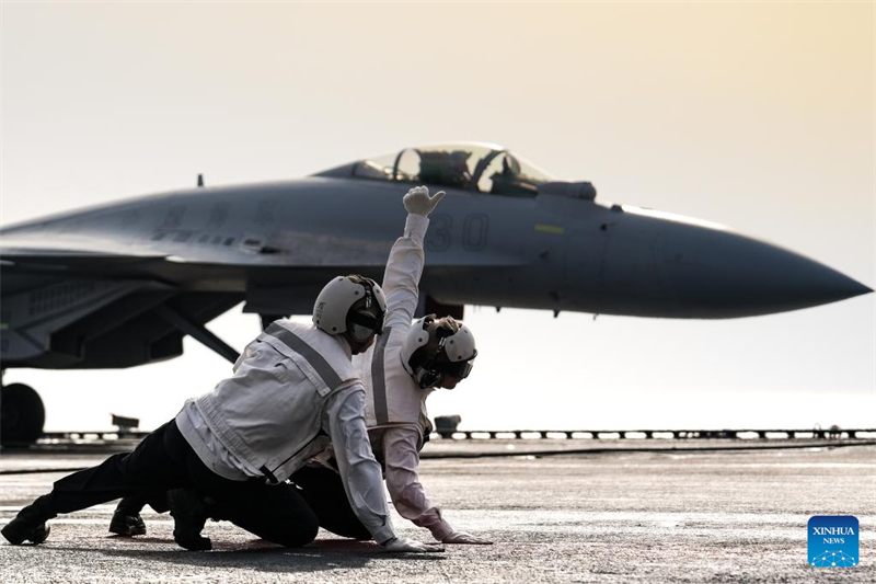 Αυτ? η φωτογραφ?α δε?χνει ?να μαχητικ? αεροσκ?φο? να απονη?νεται απ? ?να αεροπλανοφ?ρο. (Φωτογραφ?α / Xinhua)