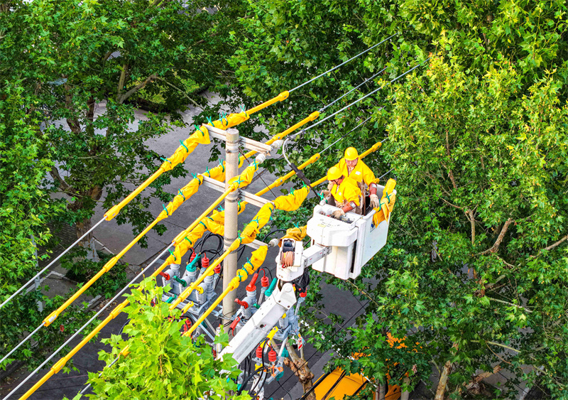 Επαρχ?α Τζιανγκσο?: Εργασ?ε? χωρ?? διακοπ? ρε?ματο? παρ? τη ζ?στη για τη διασφ?λιση τη? ηλεκτροδ?τηση? των πολιτ?ν
