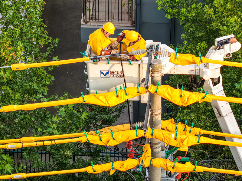 Επαρχ?α Τζιανγκσο?: Εργασ?ε? χωρ?? διακοπ? ρε?ματο? παρ? τη ζ?στη για τη διασφ?λιση τη? ηλεκτροδ?τηση? των πολιτ?ν