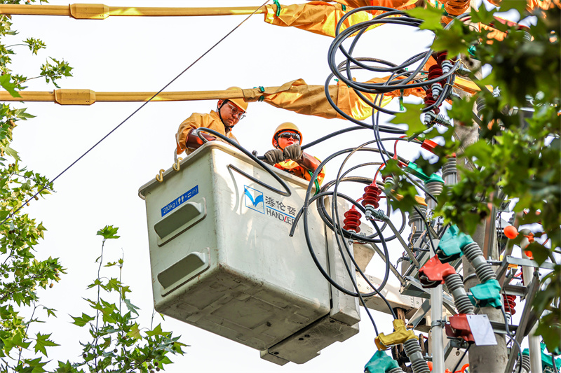 Επαρχ?α Τζιανγκσο?: Εργασ?ε? χωρ?? διακοπ? ρε?ματο? παρ? τη ζ?στη για τη διασφ?λιση τη? ηλεκτροδ?τηση? των πολιτ?ν
