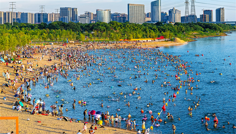 Επαρχ?α Τζιανγκσ?: ?Φυσικ?? κολυμβητ?ριο προσελκ?ει πλ?θο? κ?σμου
