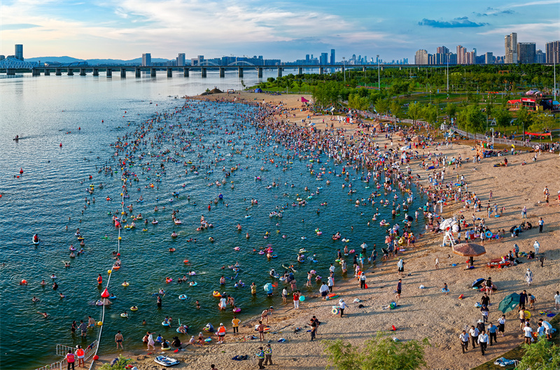 Επαρχ?α Τζιανγκσ?: ?Φυσικ?? κολυμβητ?ριο προσελκ?ει πλ?θο? κ?σμου