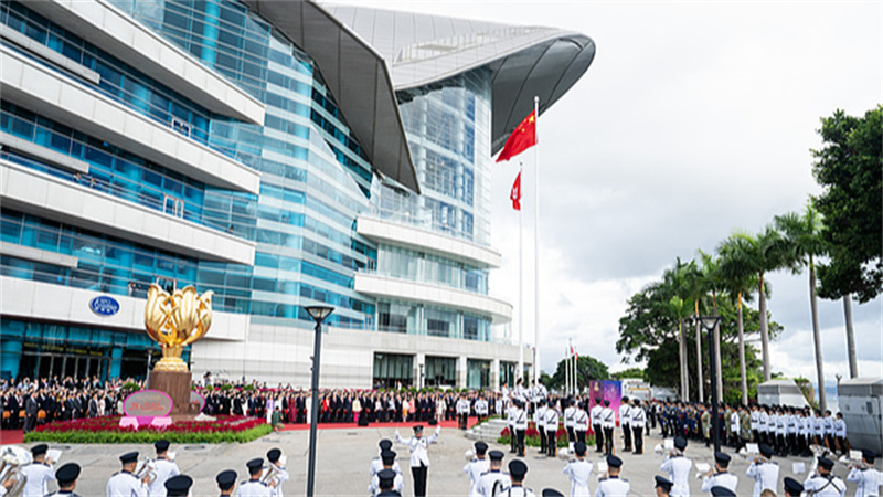 Τελετ? ?παρση? σημα?α? πραγματοποιε?ται απ? την κυβ?ρνηση τη? Ειδικ?? Διοικητικ?? Περιοχ?? του Χονγκ Κονγκ (ΕΔΠΧΚ) για τον εορτασμ? τη? 28η? επετε?ου τη? επιστροφ?? του Χονγκ Κονγκ στην πατρ?δα, στην πλατε?α Golden Bauhinia στο Χονγκ Κονγκ, στη ν?τια Κ?να, την 1η Ιουλ?ου 2025.