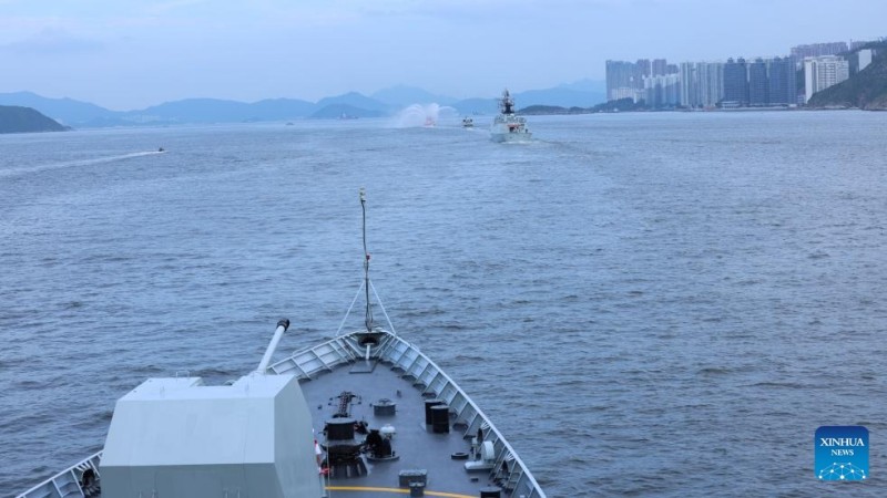 ?να πυροσβεστικ? σκ?φο? τη? κυβ?ρνηση? τη? Ειδικ?? Διοικητικ?? Περιοχ?? του Χονγκ Κονγκ πραγματοποιε? τελετ? υποδοχ?? για τον στ?λο του Ναυτικο? του Λα?κο? Απελευθερωτικο? Στρατο? τη? Κ?να? στο Χονγκ Κονγκ, τη? ν?τια? Κ?να?, στι? 3 Ιουλ?ου του 2025. 