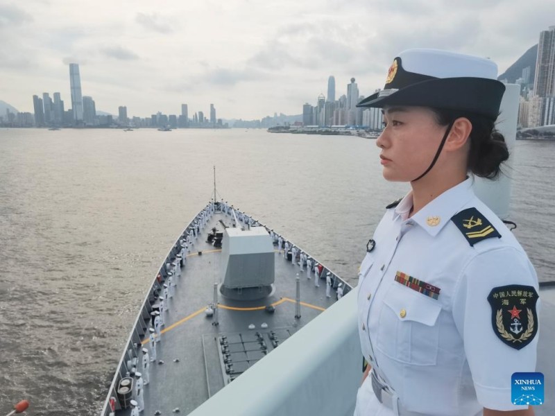 Ναυτικ?? στ?λο? με επικεφαλ?? το αεροπλανοφ?ρο Σαντ?νγκ φτ?νει στο Χονγκ Κονγκ