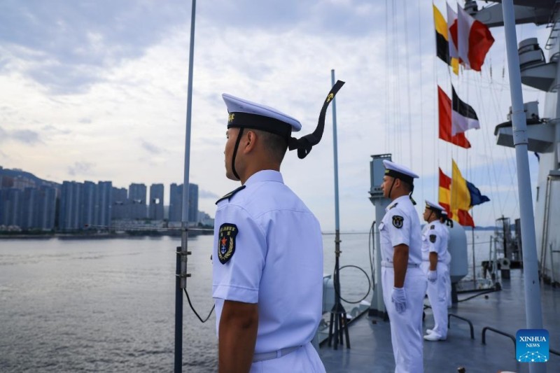 Ναυτικ?? στ?λο? με επικεφαλ?? το αεροπλανοφ?ρο Σαντ?νγκ φτ?νει στο Χονγκ Κονγκ