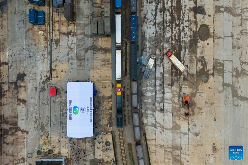 Το πρ?το τρ?νο τη? Διεθνο?? Πολυτροπικ?? Υπηρεσ?α? Μεταφορ?ν ?Τζενγκ Χε? που περιλαμβ?νει Θ?λασσα–Οδ?–Σιδηρ?δρομο αναχωρε? απ? την επαρχ?α Γιουν?ν