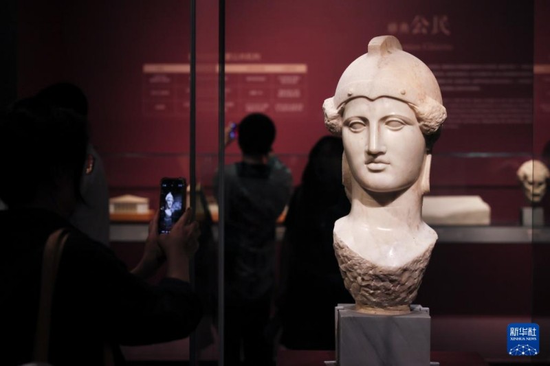 Επισκ?πτε? παρακολουθο?ν τα εκθ?ματα στην ?κθεση ?Οι ?λληνε?: Απ? τον Αγαμ?να ?ω? τον Αλ?ξανδρο?